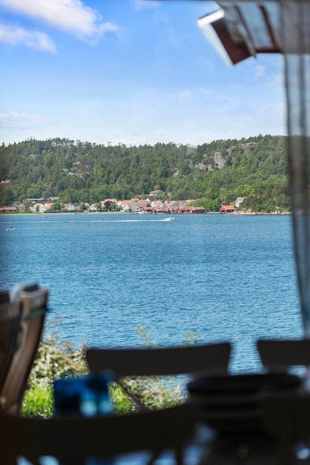 Utsikt fra kjøkkenet mot Tregde Galleribilde