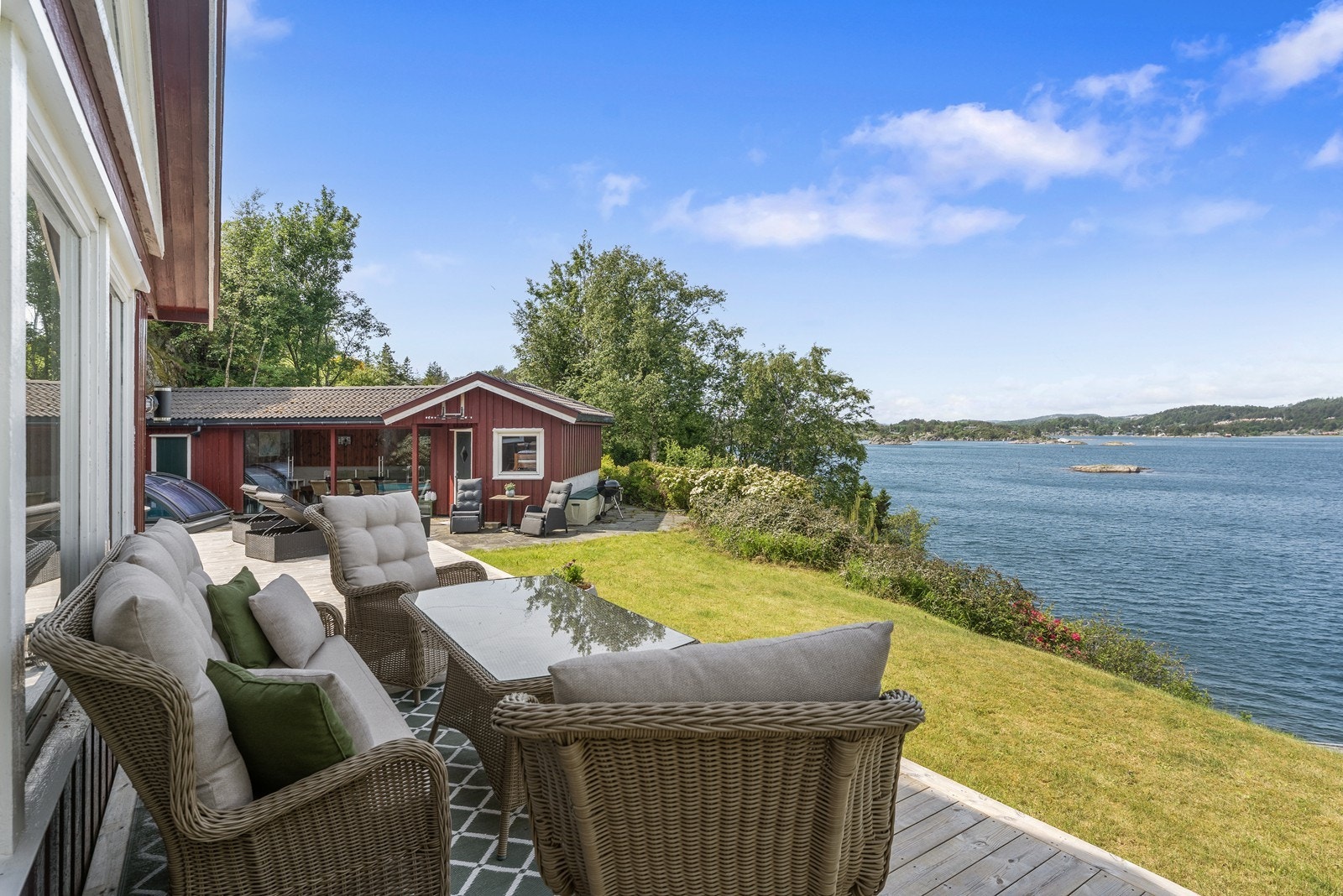 Utsikten er veldig flott fra alle steder på tomten - her kan man nyte med familie og gode venner eller trekke seg tilbake og finne sjeleroen Galleribilde