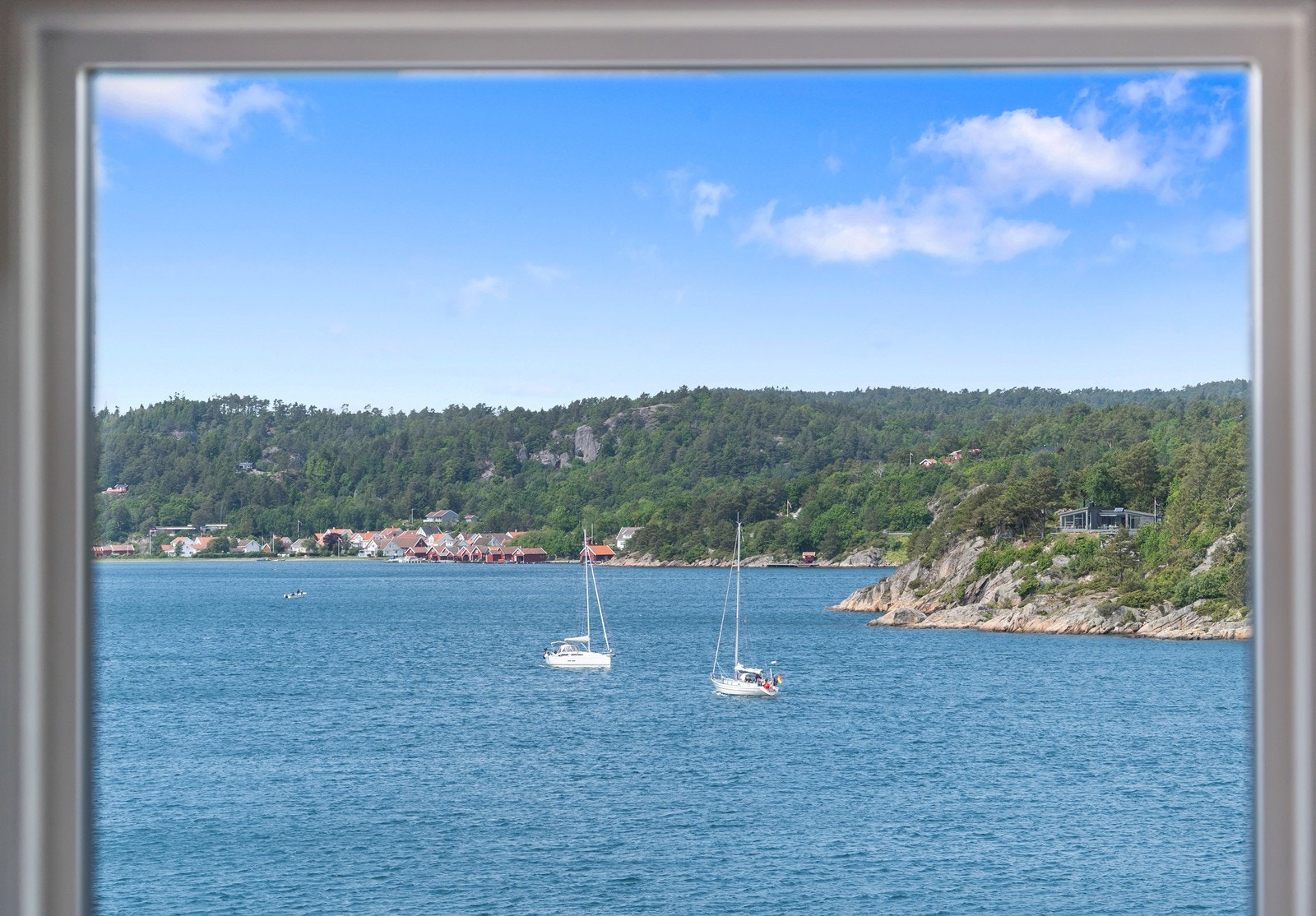 Sjøen og båtlivet er nært og skaper en fin ramme Galleribilde