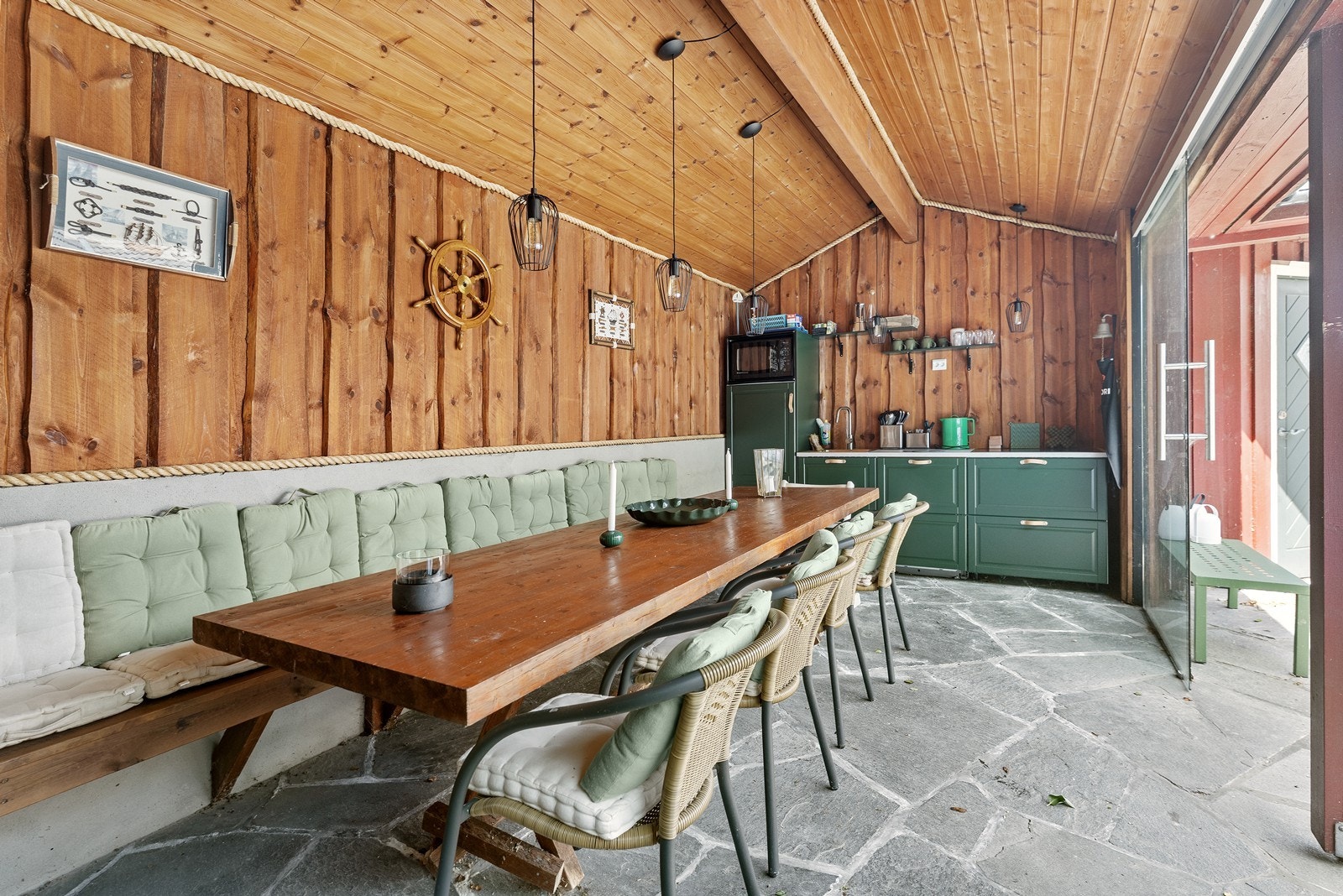 Annekset inneholder en større utestue som er innredet med kjøkken - langbordet inviterer til gode stunder - også når kveldene blir kaldere Galleribilde