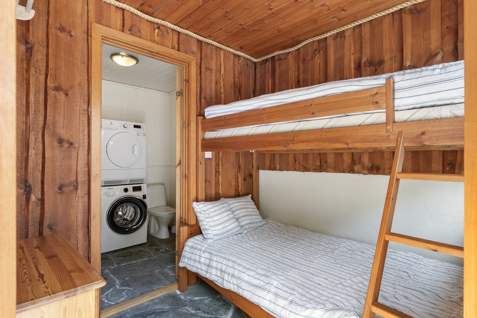 I annekset er det redskapsrommet innredet som et soverom med bad/vaskerom innenfor Galleribilde