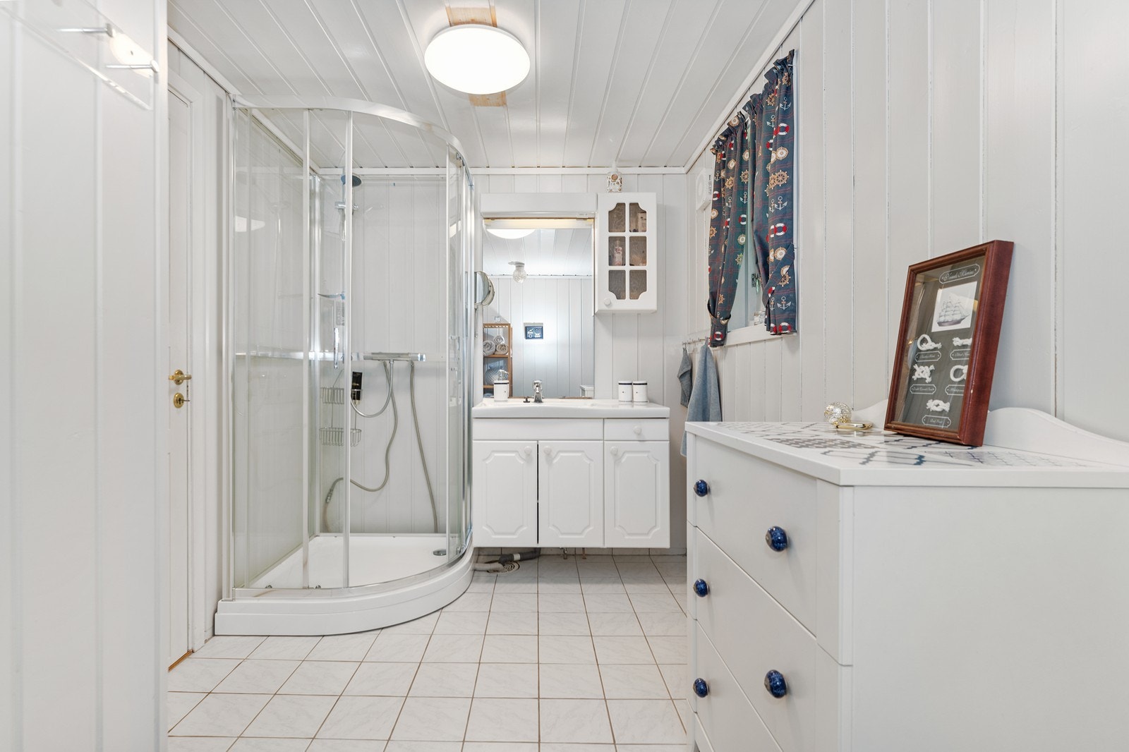 Bad i hovedhytten (1 av 2) innredet med dusj og god plass til oppbevaring Galleribilde