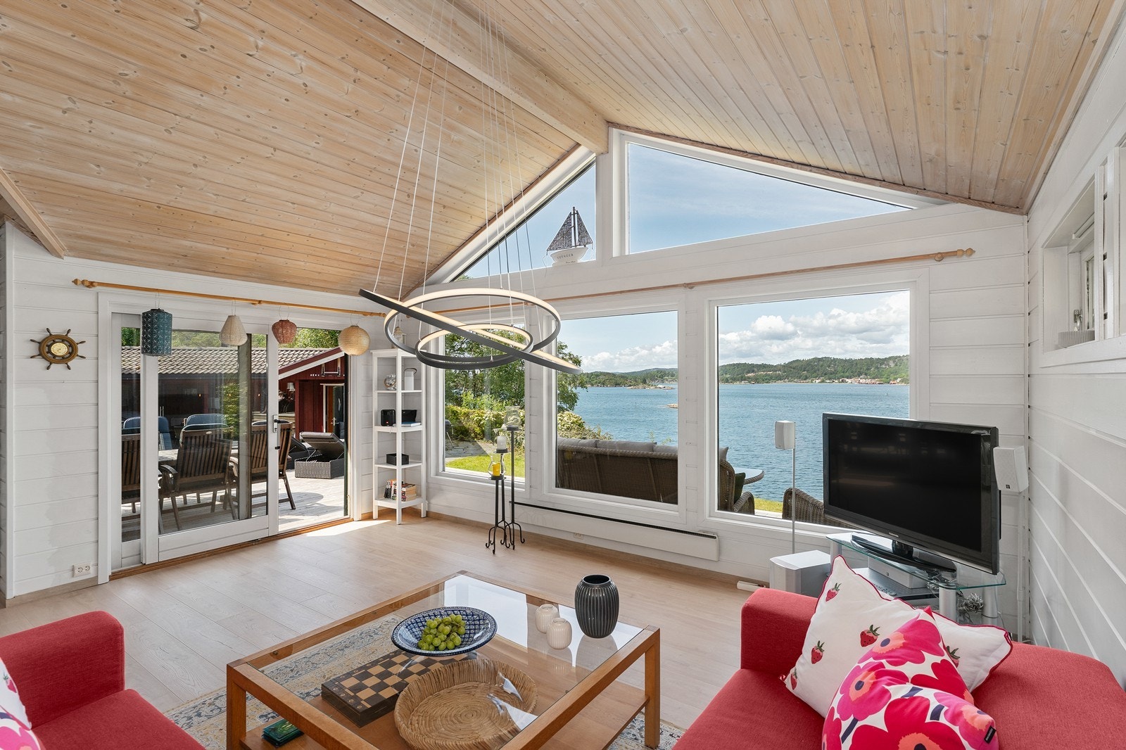 Ute- og inneområdene er flott knyttet sammen og det er nydelig utsikt over Tregdefjorden fra hele eiendommen Galleribilde
