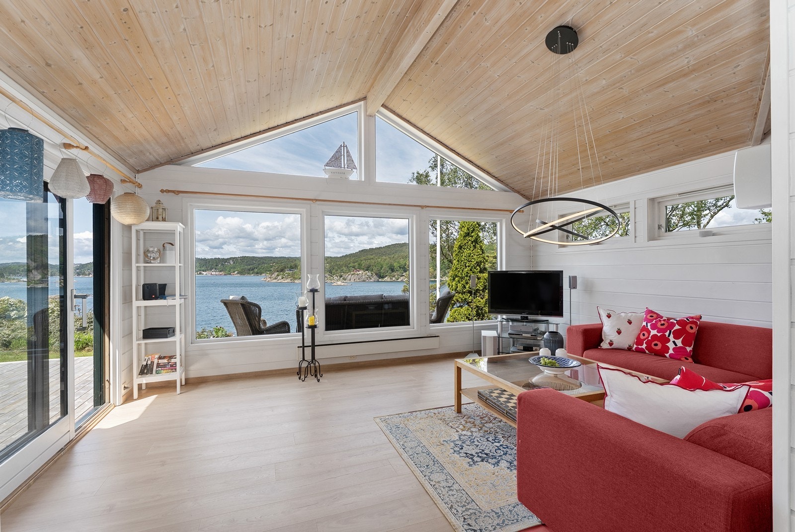 Fra stuen er det panoramatusikt til Tregdefjorden og området rundt Galleribilde