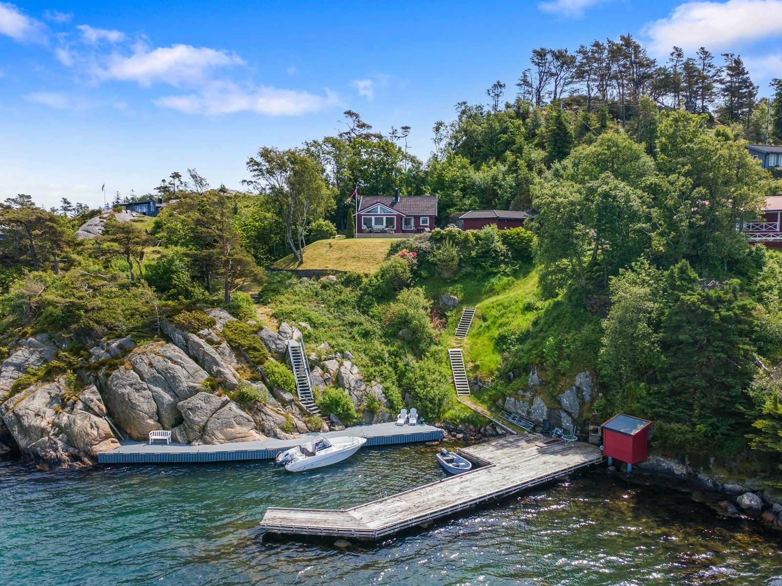 Velkommen til Langøy 10 - tomten er pent opparbeidet med basseng, terrasser, skiferplatting, plen, prydbusker/trær, gangsti og trapper til bryggeanlegget hvor det er plass til flere båter og innredning i flere soner Galleribilde