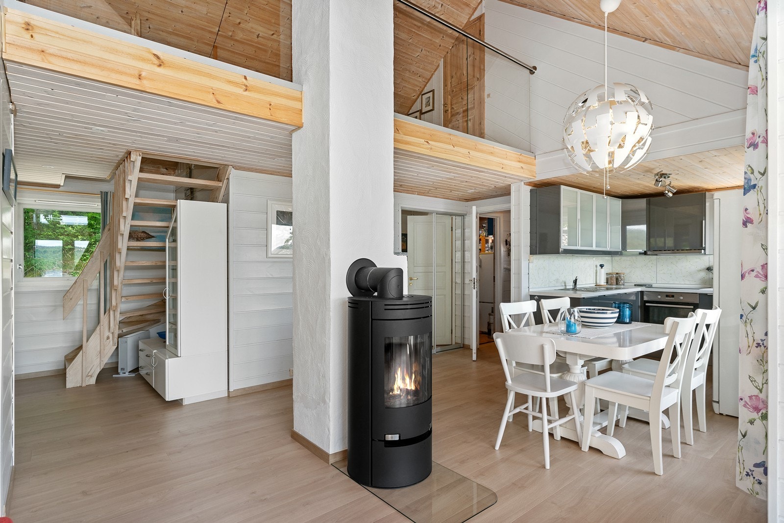 Ildstedet skaper et lunt midtpunkt i hytten Galleribilde