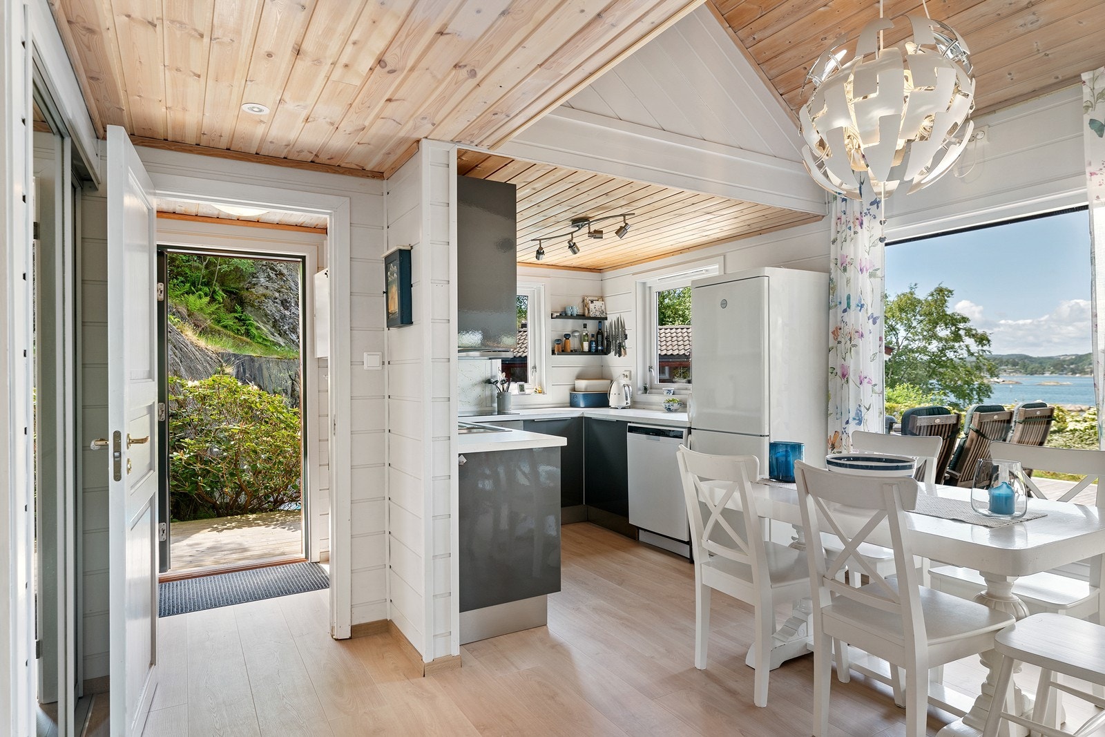 Moderne kjøkken med mye naturlig lys og flott utsikt Galleribilde