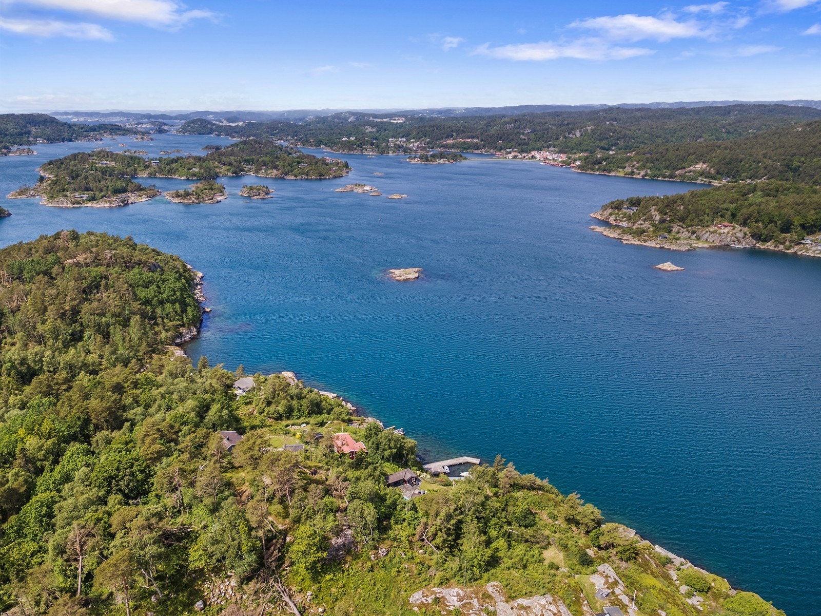 Nydelig beliggenhet på usjenert tomt med kort vei til parkeringsplass på land - fin skjærgård og en nydelig tur "innaskjærs" til Tregde og Mandal Galleribilde