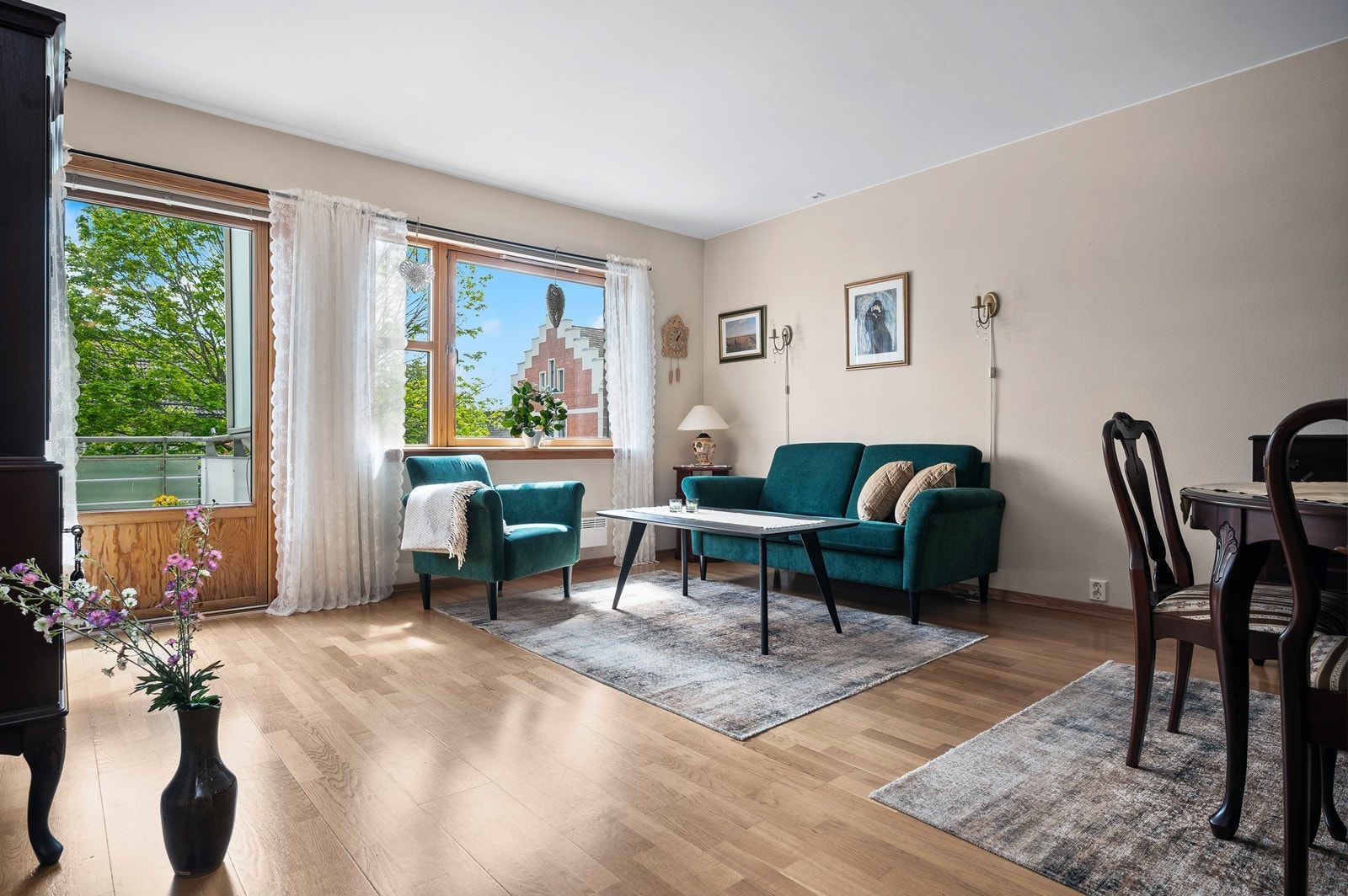 Dette er en lettstelt og praktisk 2-roms leilighet i 3. etasje beliggende sentralt i Sarpsborg sentrum med gangavstand til alle byens fasiliteter. Galleribilde