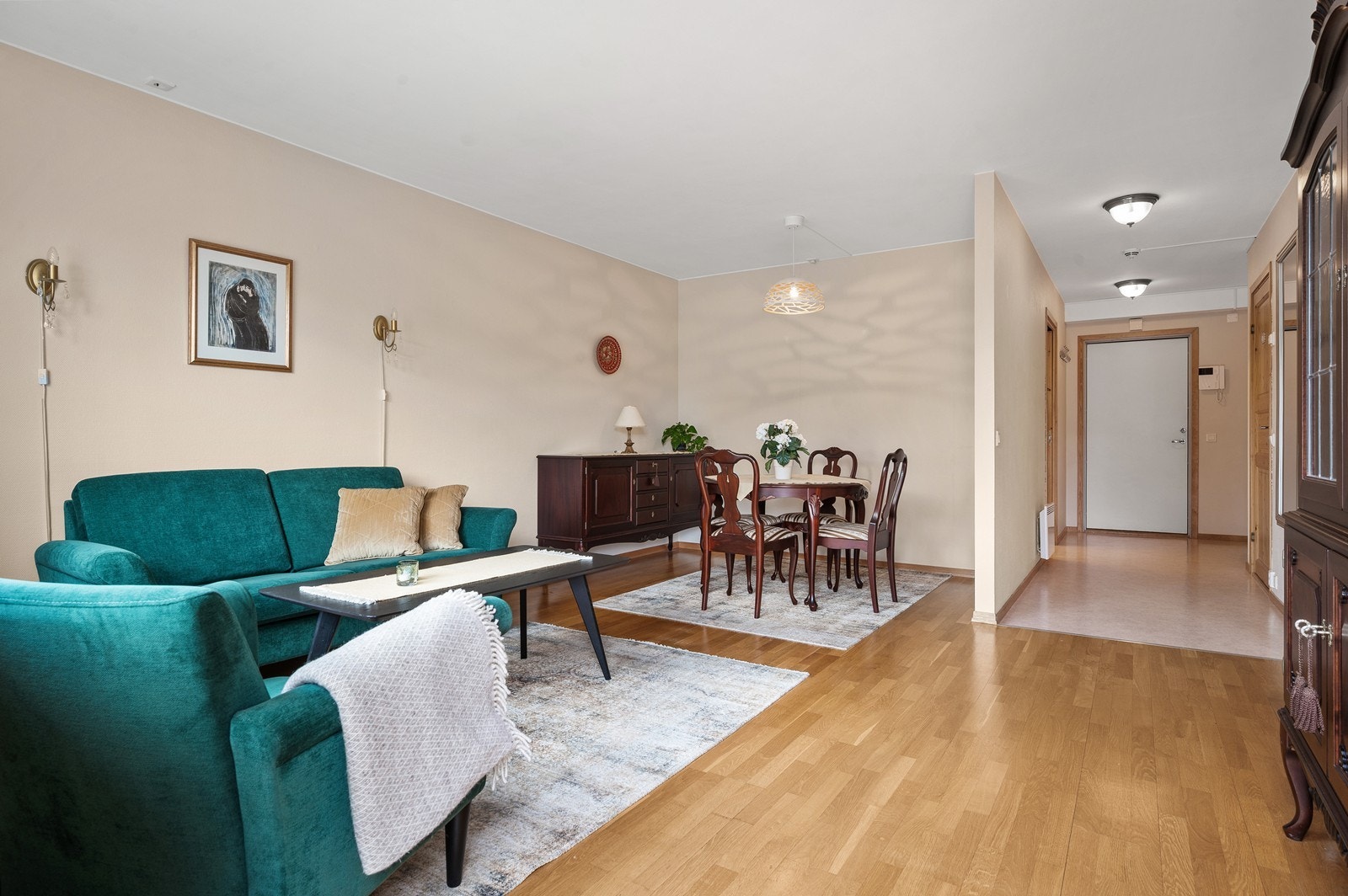 Lys stue som enkelt lar seg innrede med både sofa, mediemøbler og spisegruppe. Galleribilde