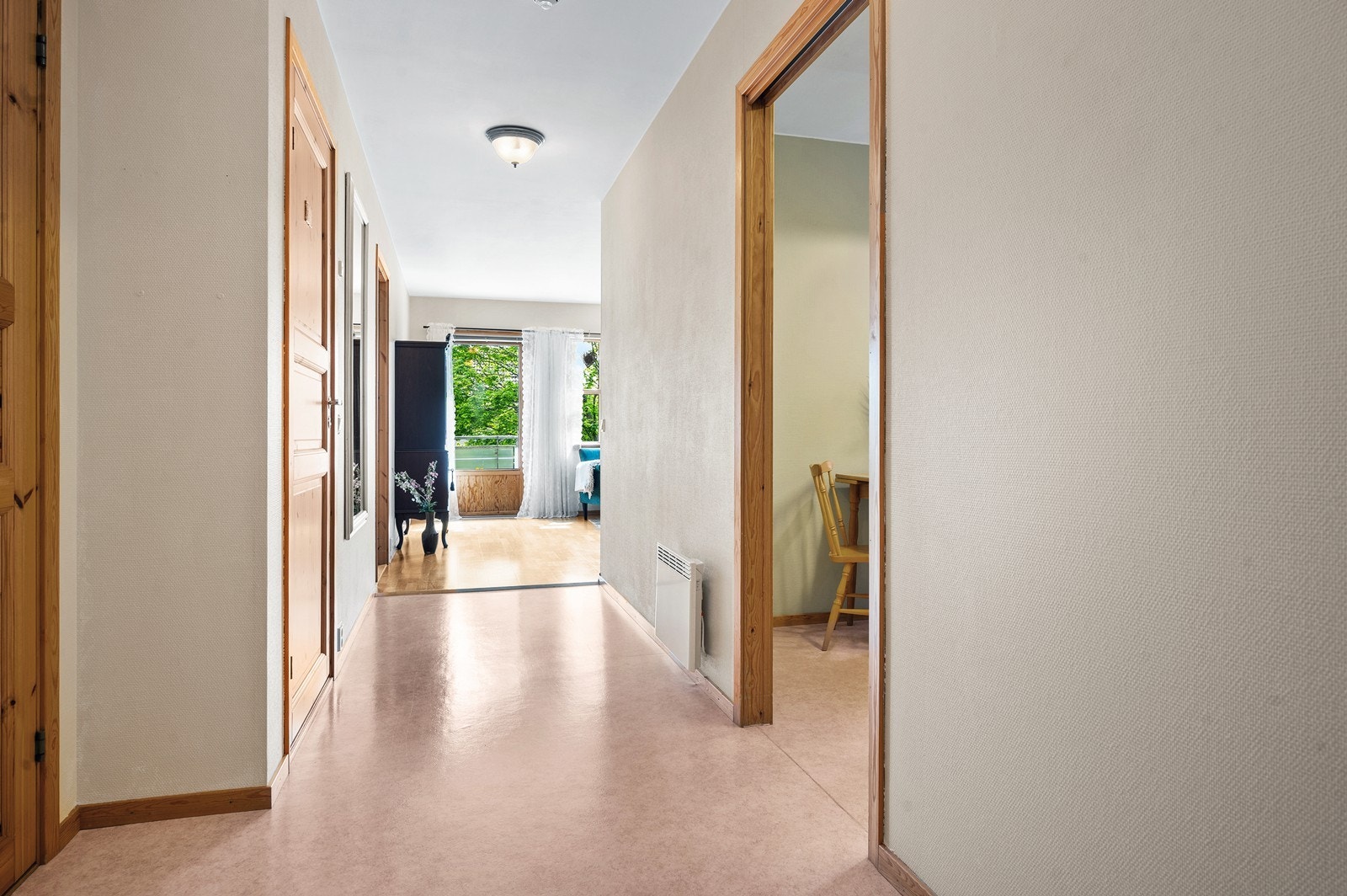 Velkommen inn! Entré med god plass til å henge fra seg yttertøy og sette fra seg sko. Dørcalling som gjør det enkelt å slippe inn gjester fra bakkeplan. Galleribilde