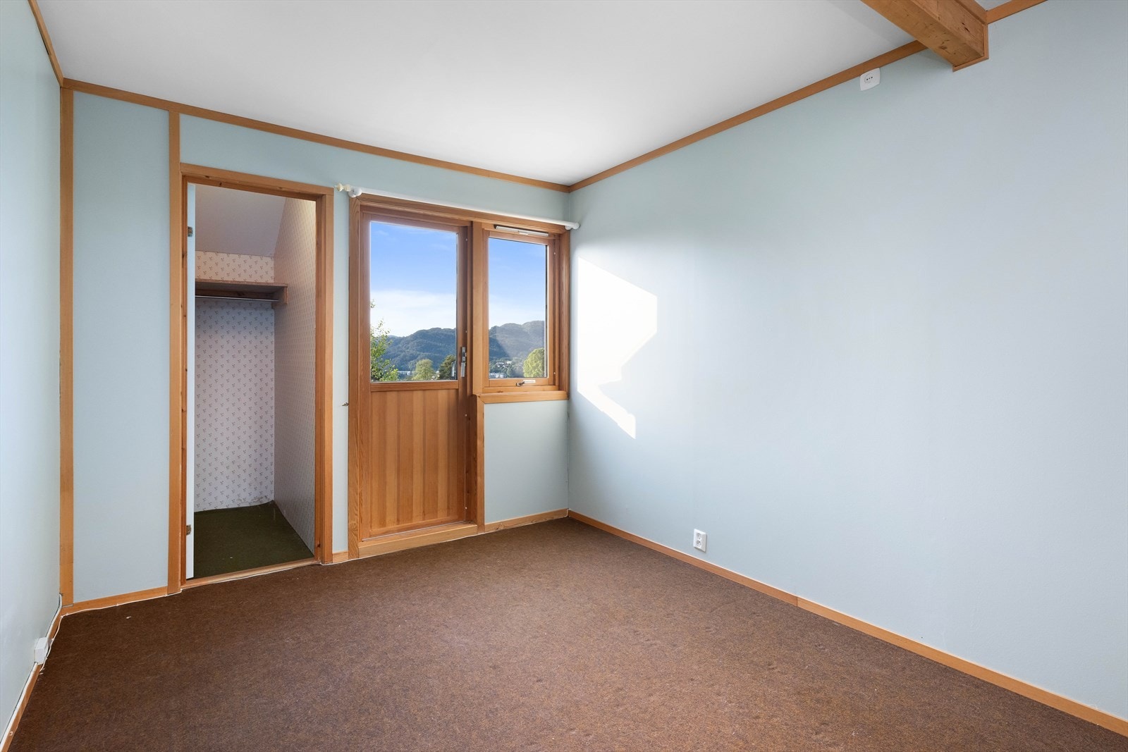 Soverom 1 - hovedsoverom med utgang til solrik og vestvendt altan på 6 kvm. Garderobe/bod og skyvedørsgarderobe. Galleribilde
