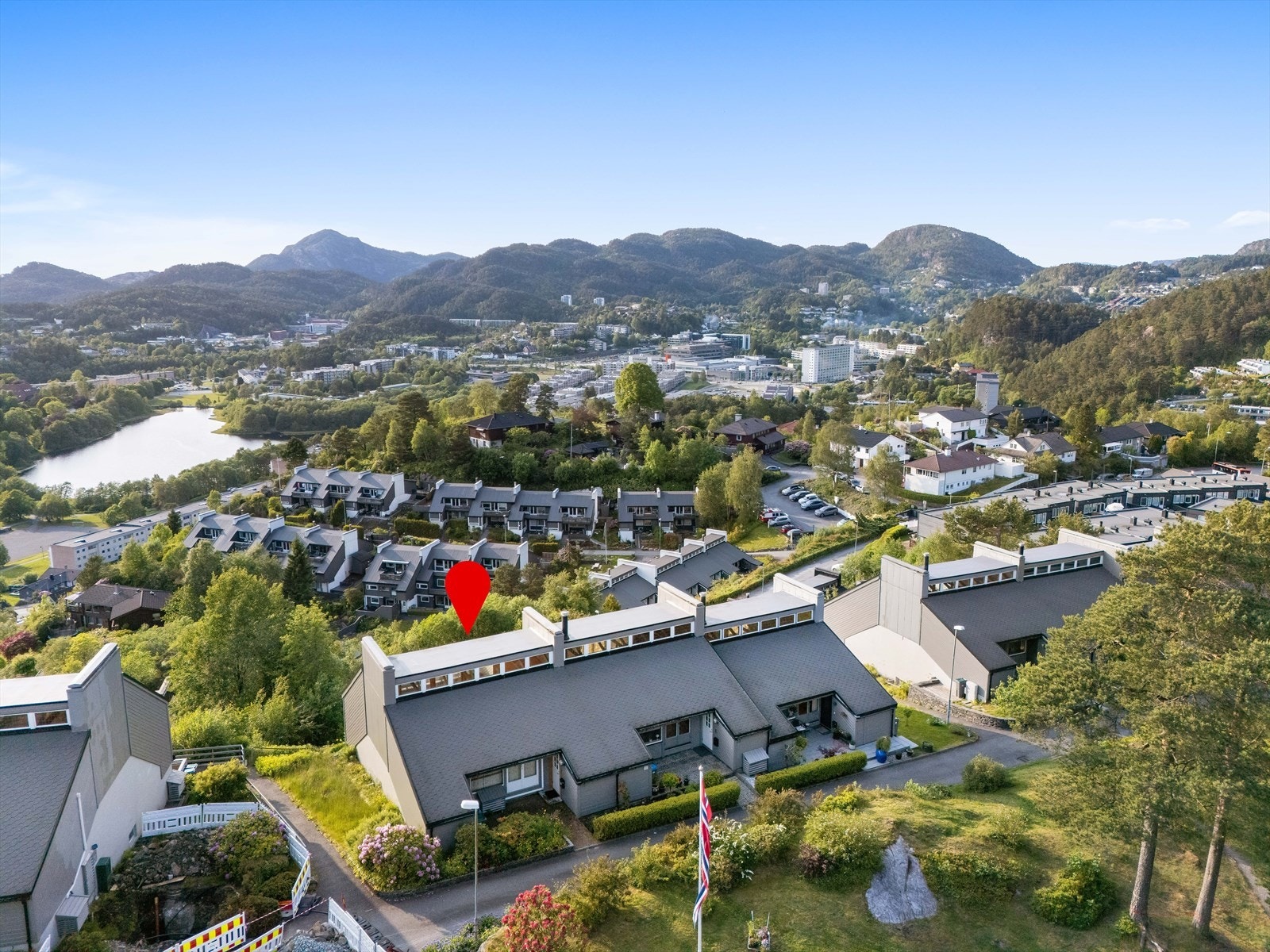 Boligen ligger fremst på kammen og har gode solforhold og fantastisk flott utsikt over Fyllingsdalen. Galleribilde