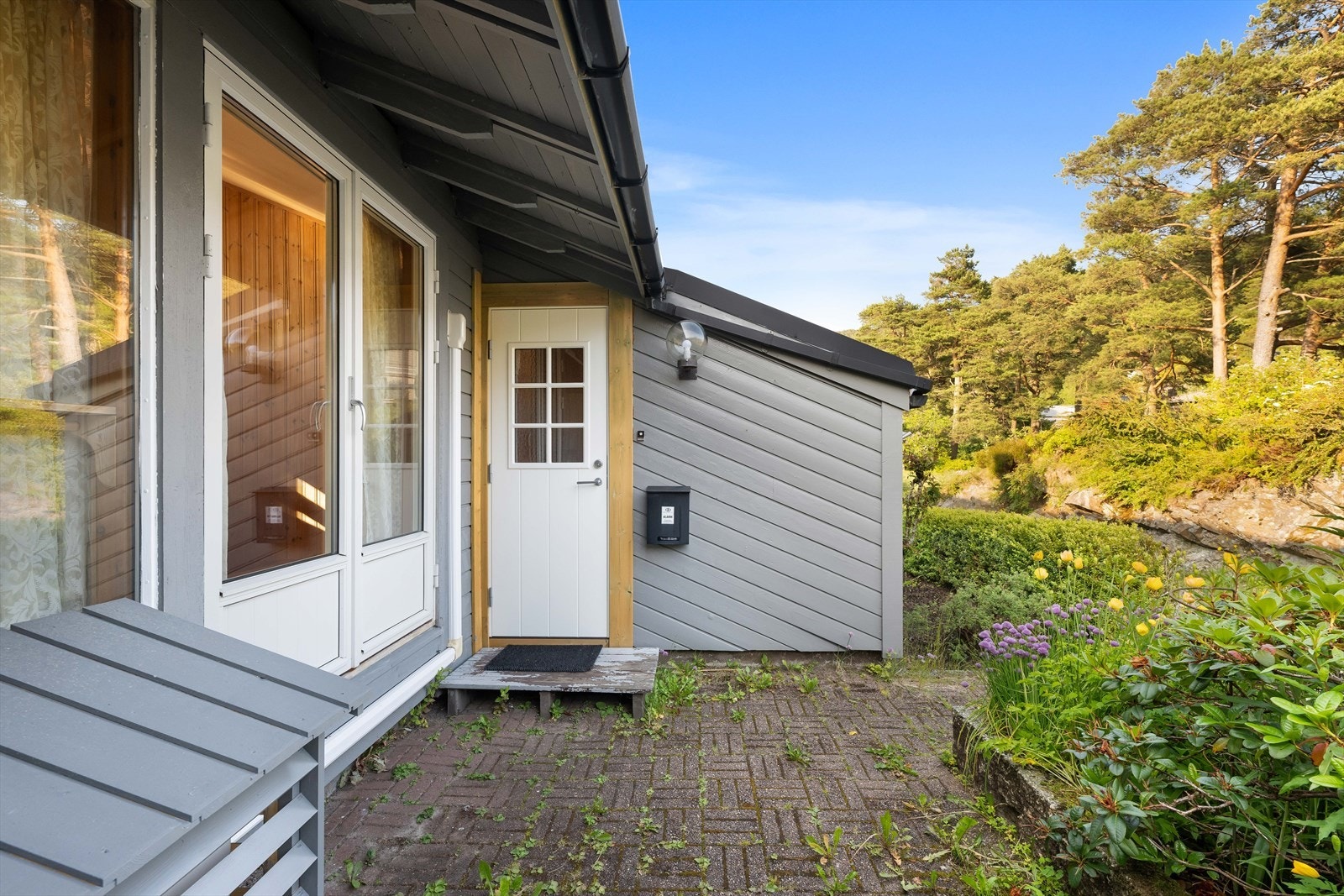 Terrasse med beleggningsstein ved inngangsparti. Galleribilde