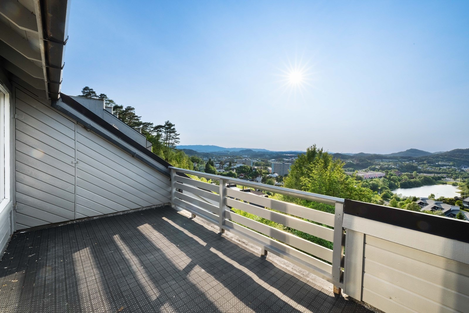 Boder på hver side av terrasse. Galleribilde