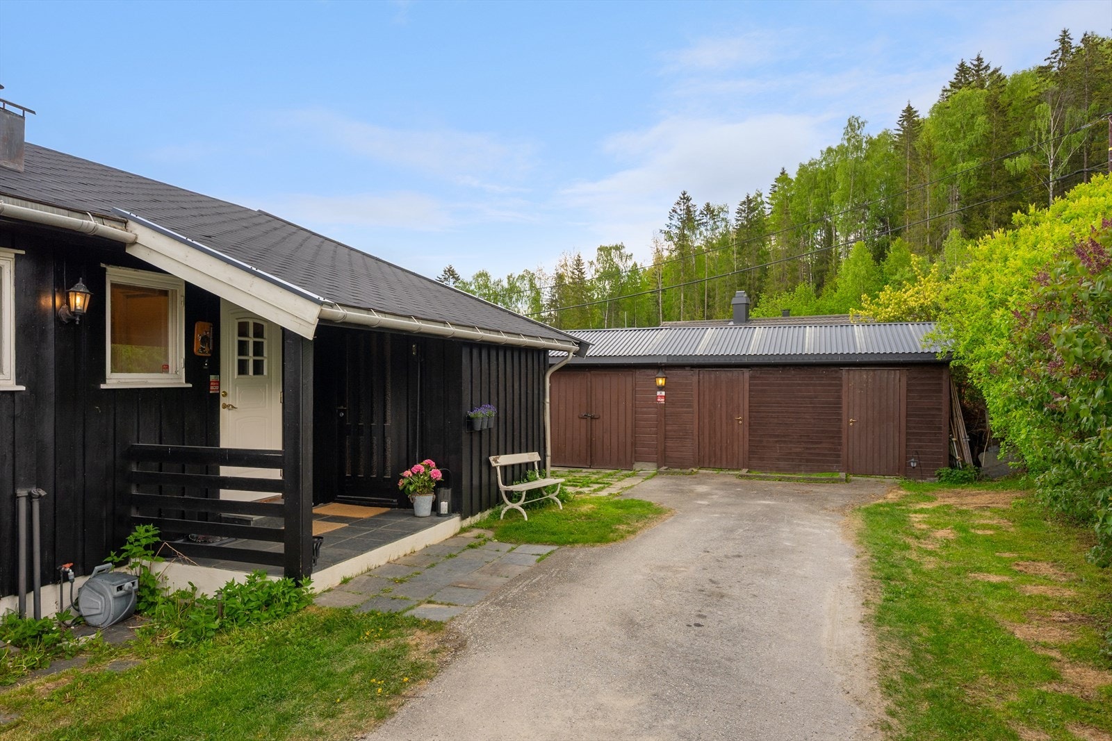 Eiendommen har enkel og flat innkjøring og adkomst. Galleribilde