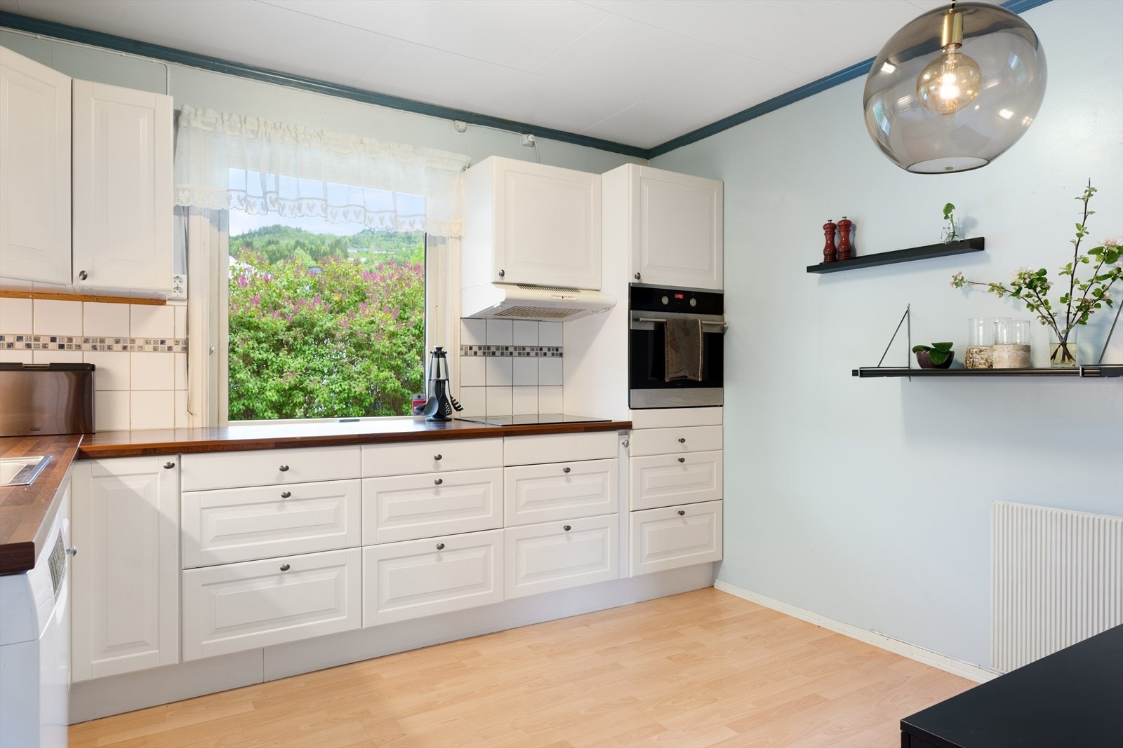 Kjøkkenet ligger adskilt fra stua. Galleribilde