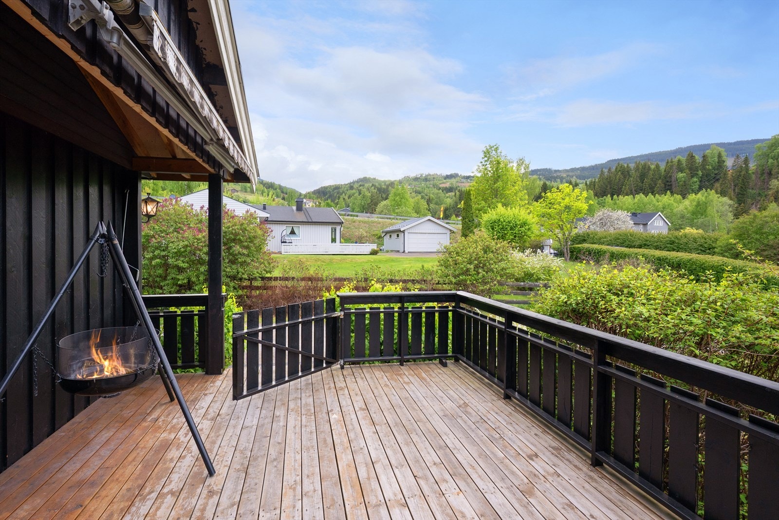 Fra terrassen er det trapp ut til en deilig og romslig hage. Galleribilde