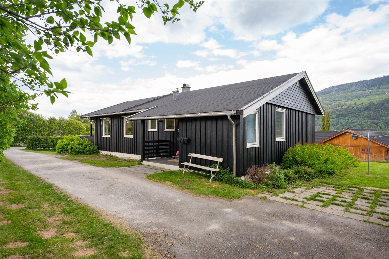 Gårdsplassen er asfaltert, og enkelte steder er det lagt steinheller. Galleribilde