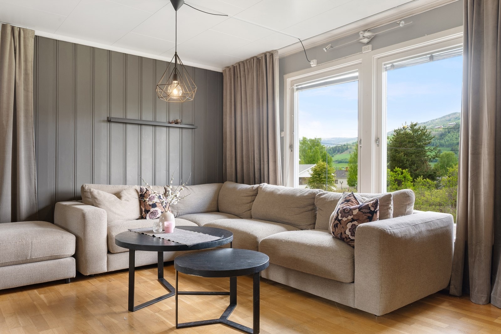 Videre inn ligger stua - utsikten kan nytes fra sofakroken. Galleribilde