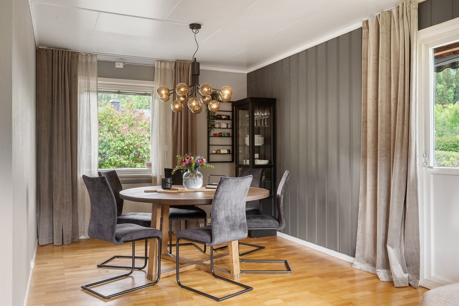 Hyggelig spiseplass. Galleribilde