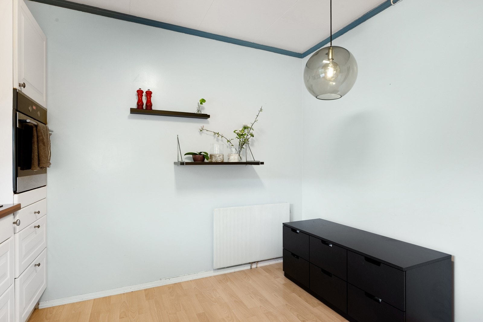 Kjøkkenet har plass til lite spisebord. Galleribilde