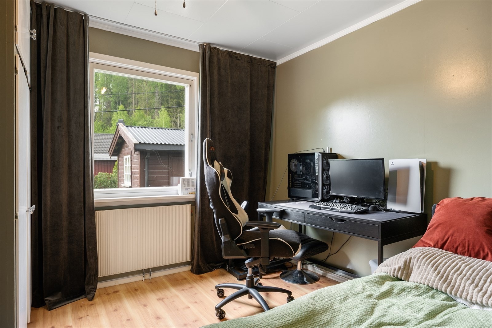 Soverom 2 - Begge rom er innredet i lune fargetoner. Galleribilde