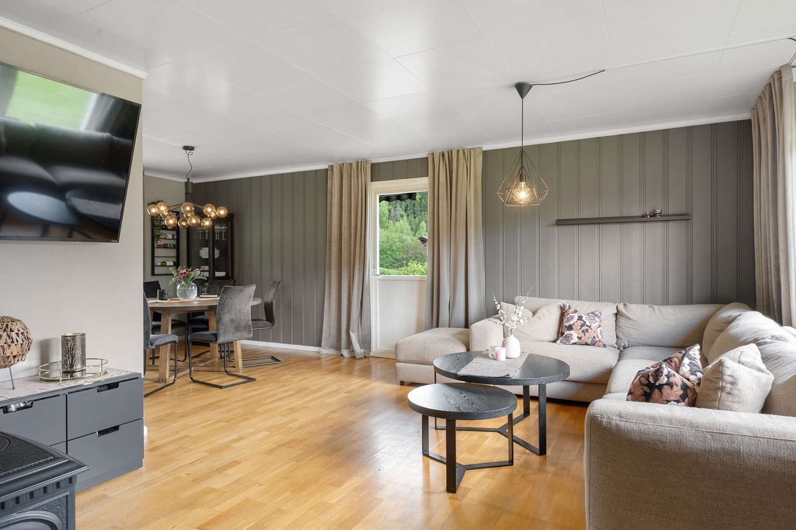 Boligen har en lun og innbydende stue og spisestue med overflater i tidsriktige farger. Galleribilde