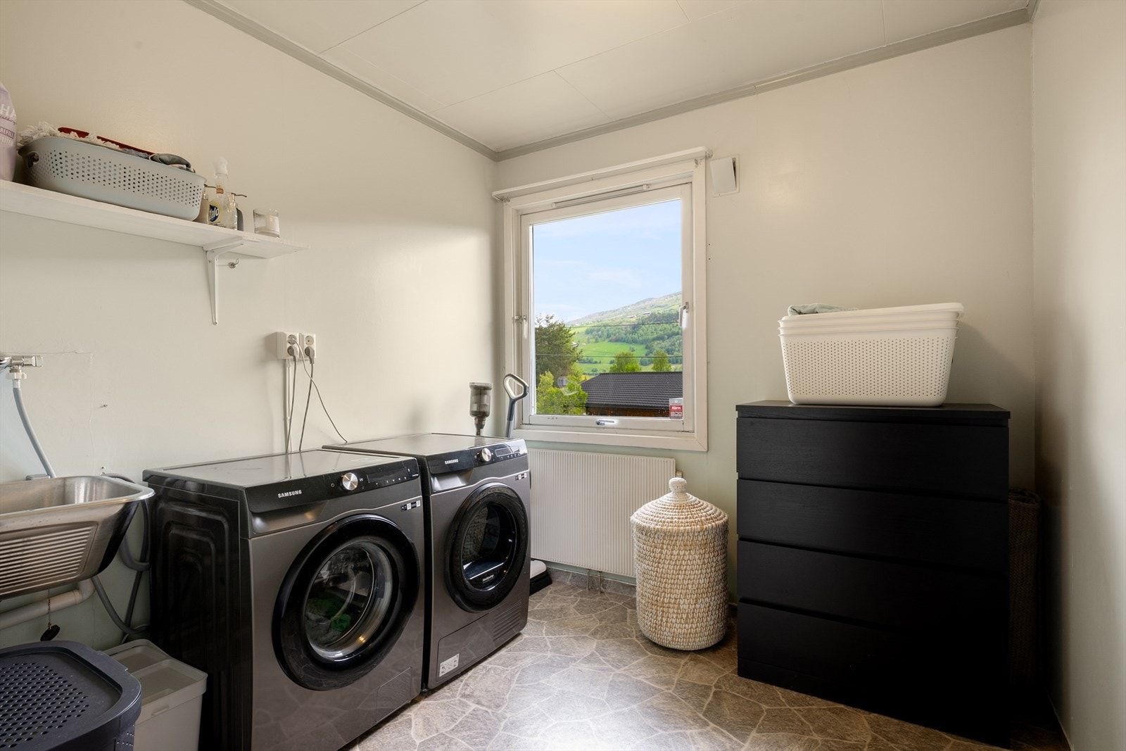 I tillegg har boligen separat wc-rom og separat vaskerom. Kostnader til renovering må påregnes. Galleribilde