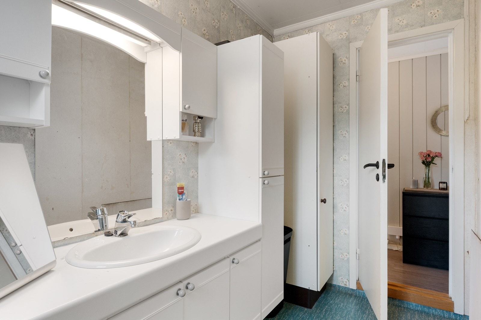 Baderommet er av eldre dato m/våtromstapet og gulvbelegg. Renovering må påregnes. Galleribilde