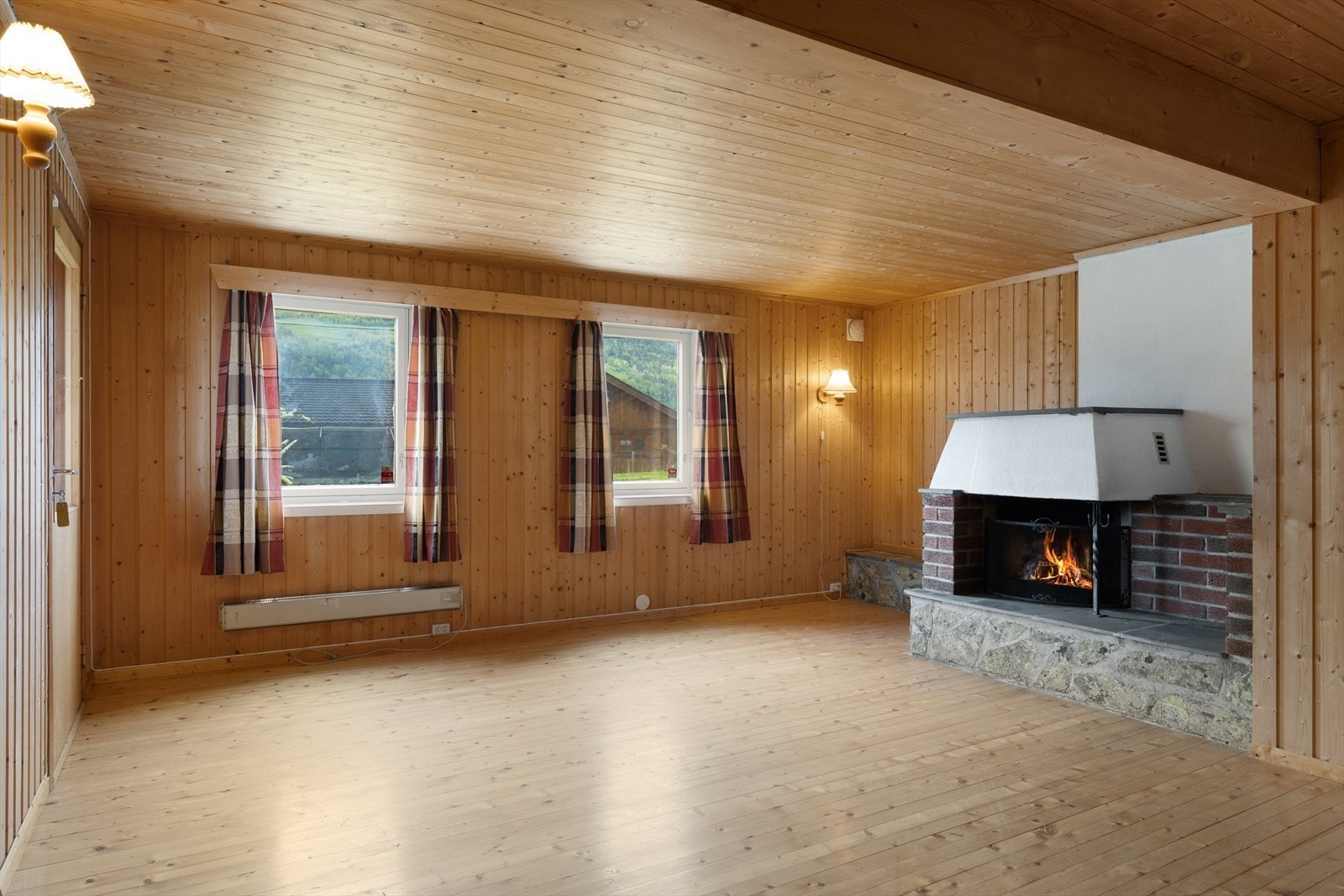 Kjelleretasjen inneholder bl.a. en romslig kjellerstue m/peis. Galleribilde