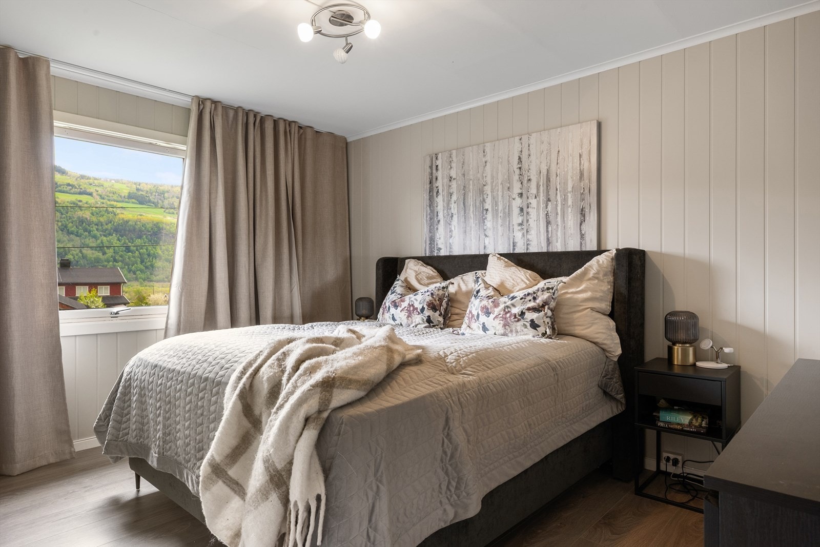 Hovedsoverom - Boligen har til sammen 2 soverom. Galleribilde