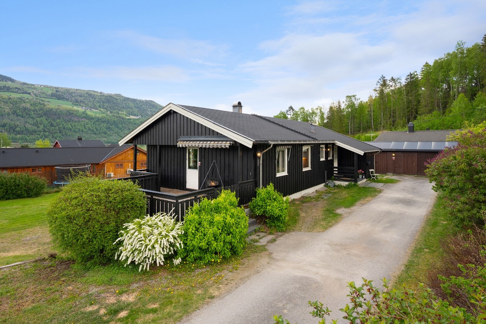 Lidarheimvegen 18 ligger fint til i Lia på vestsiden av Gudbrandsdalslågen i Sør-Fron kommune. Galleribilde