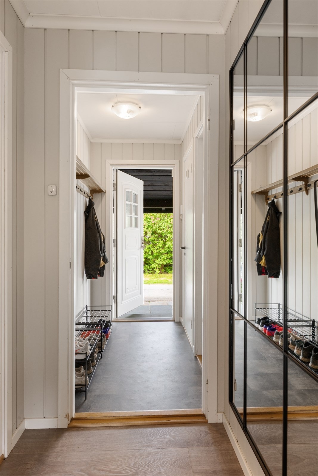 I entréen er det oppheng og hyller for klær og sko. Galleribilde