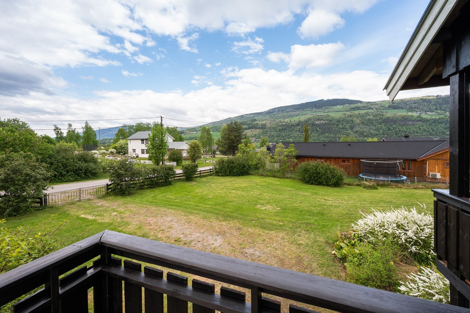 Fra stua er det utgang til terrasse m/fin utsikt mot nabolaget og områdene omkring. Galleribilde