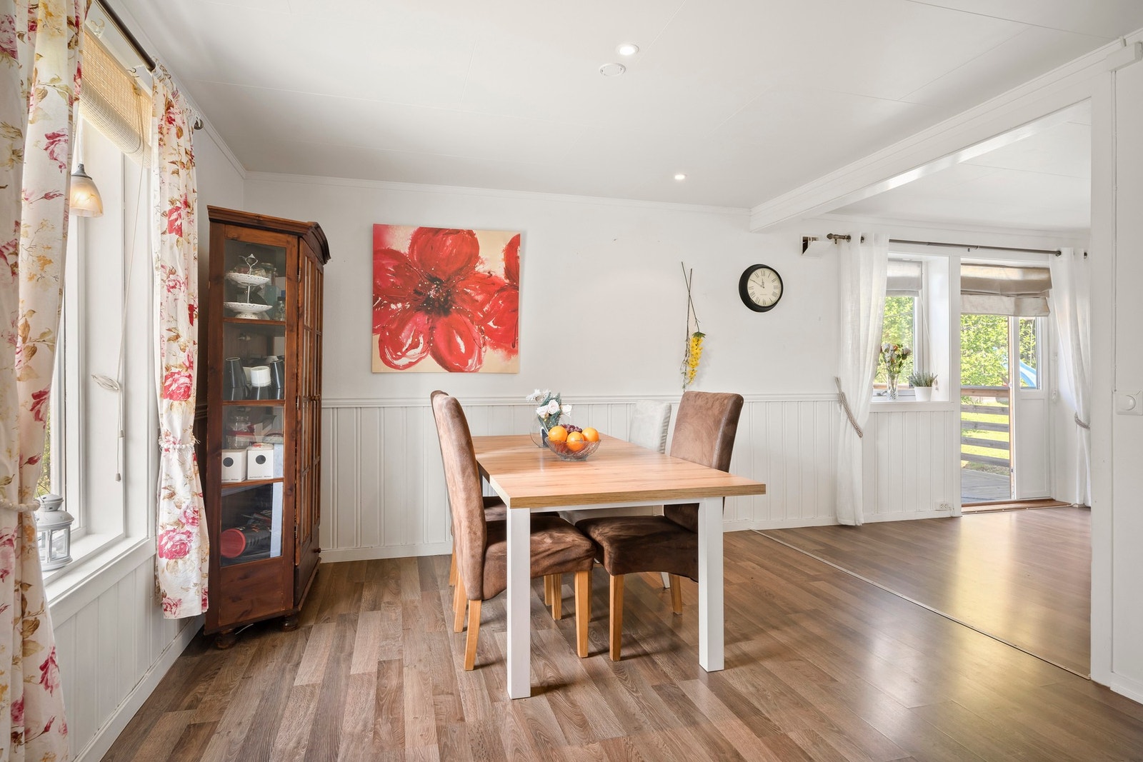 Flere vindusflater gir rikelig med dagslys og utsyn mot hagen, noe som gir rommet en behagelig atmosfære. Galleribilde