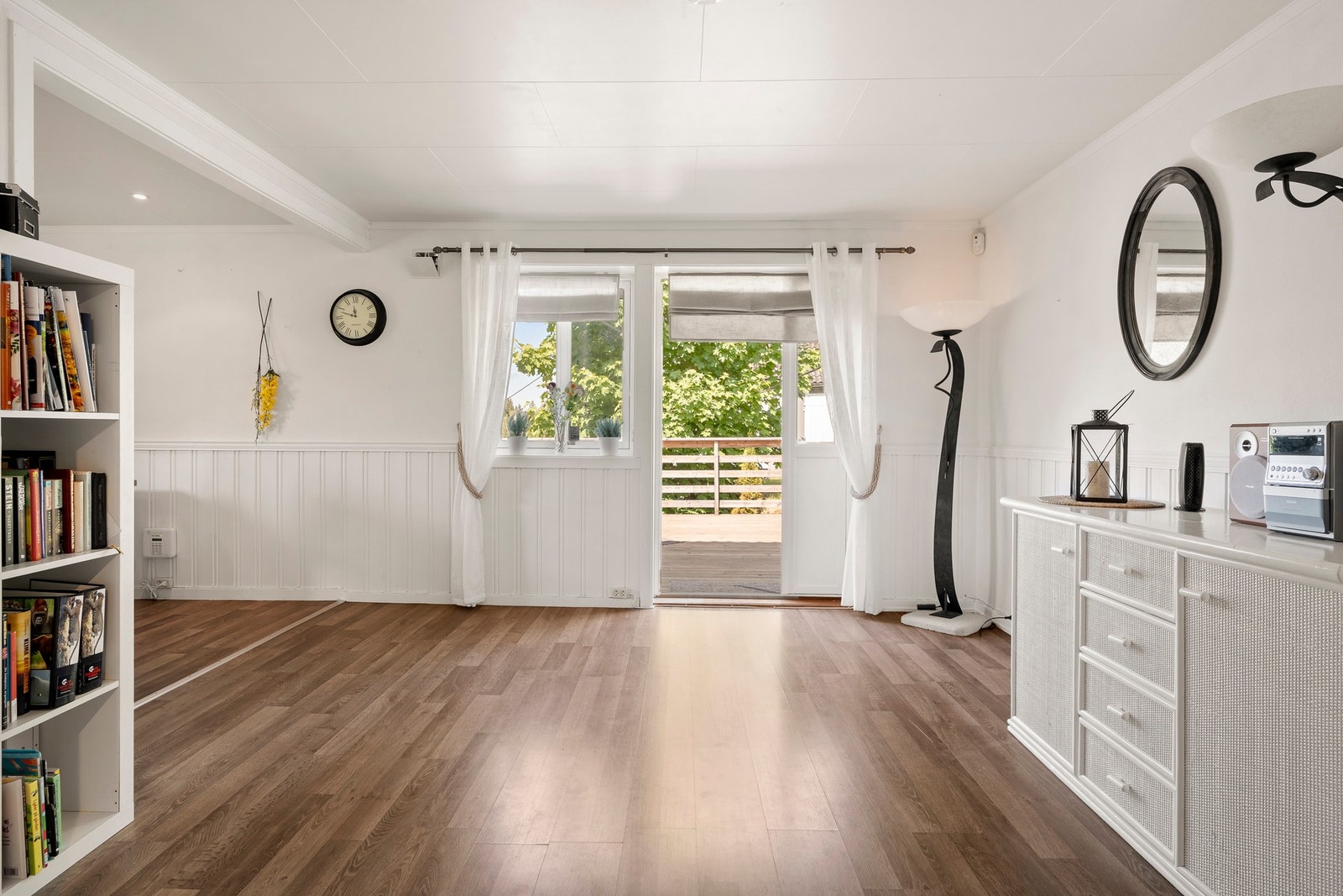 Fra stuen er det direkte utgang til en stor og koselig veranda med god plass til både spisegruppe og sittegruppe. Galleribilde