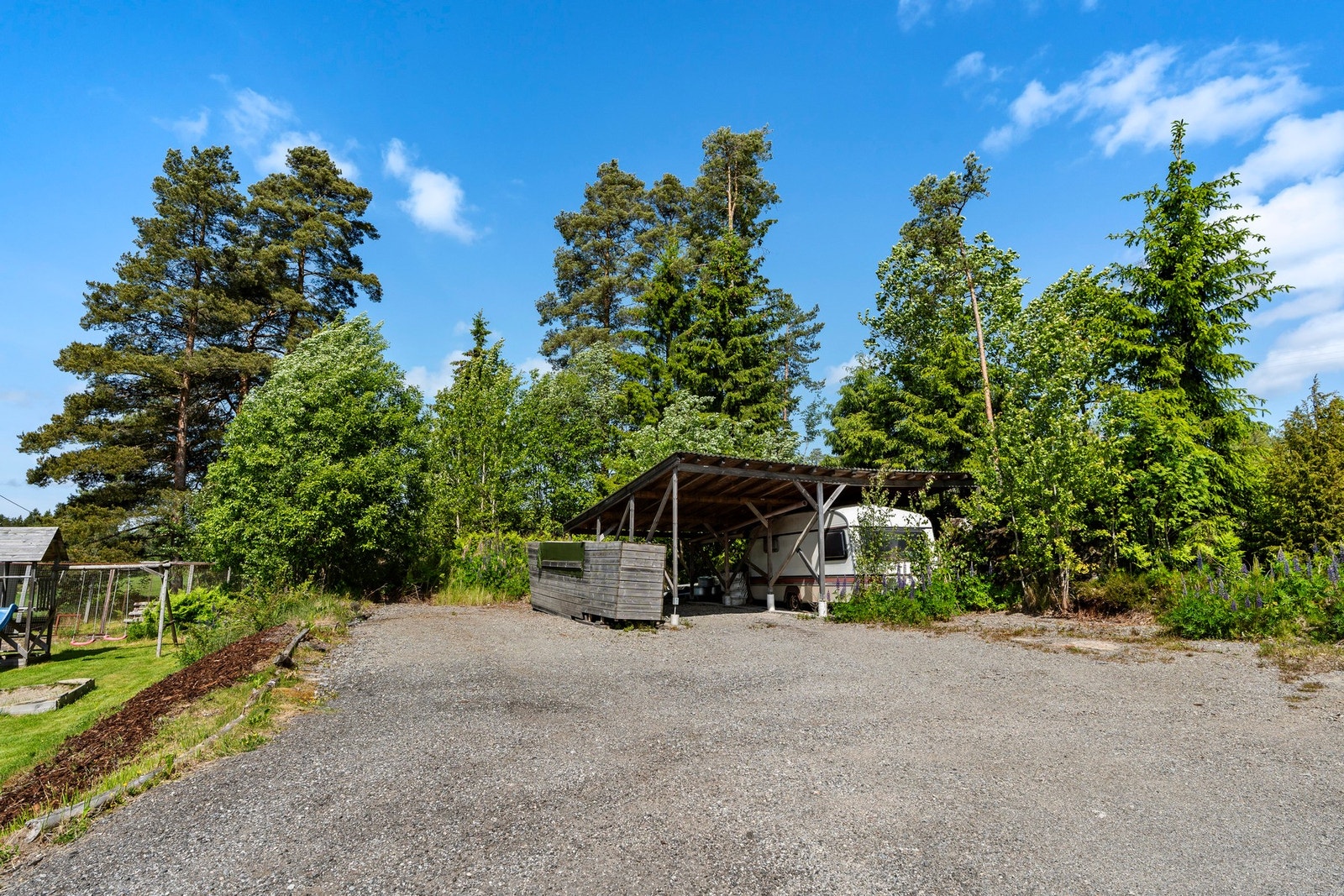 Parkering i carport eller stor gruslagt gårdsplass. Galleribilde