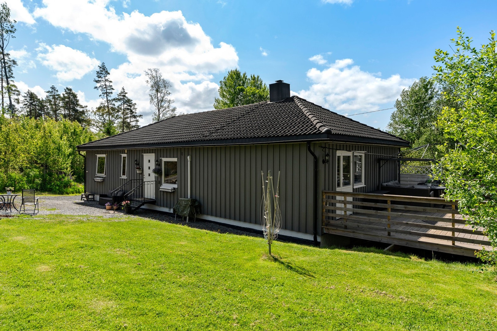 For ungdomsskoleelever er det skolebussordning til Kirkebygden barne- og ungdomsskole, og det finnes flere videregående skoler i nærliggende områder. Galleribilde