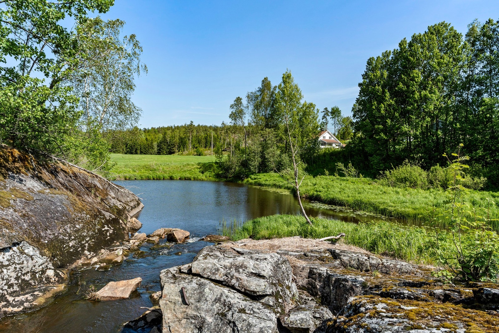 Eiendommen har en idyllisk beliggenhet i landlige omgivelser med et lite fiskevann rett ved. Galleribilde