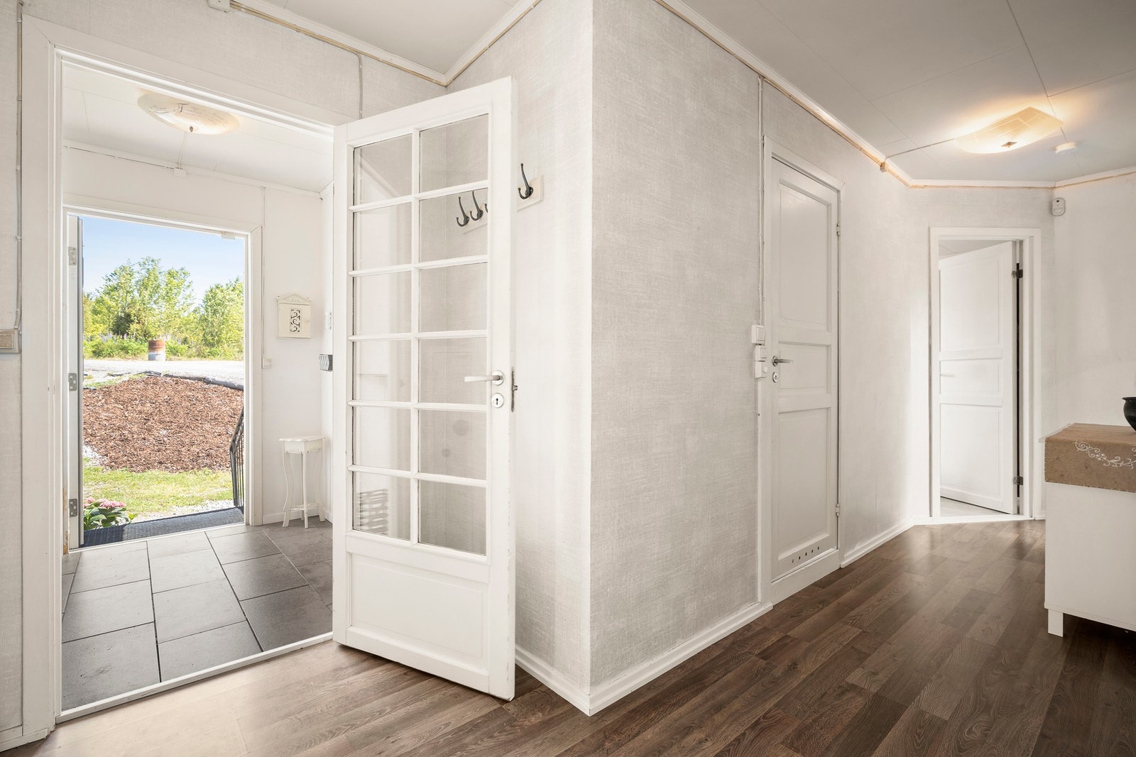 Plass til garderobeskap gir praktisk oppbevaring, og overflatene fremstår som velholdte. Galleribilde