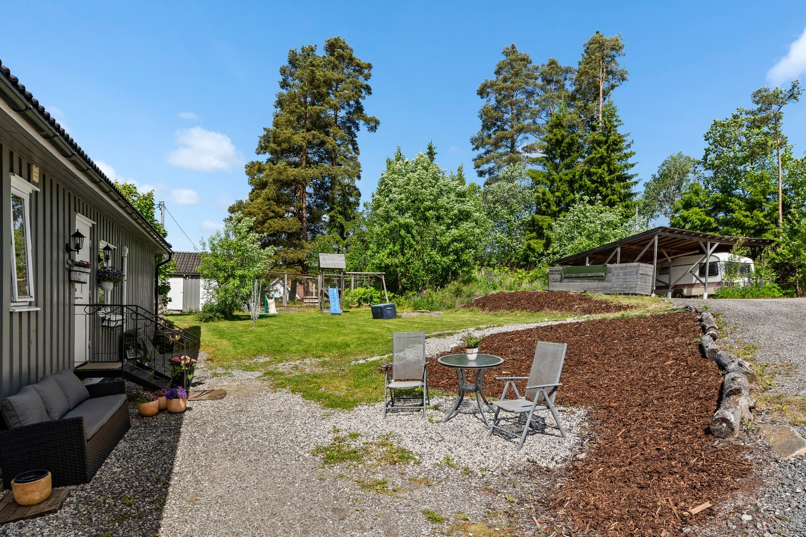 Innen kort avstand finner man både barneskole, barnehage, nærbutikk og kirke. Galleribilde