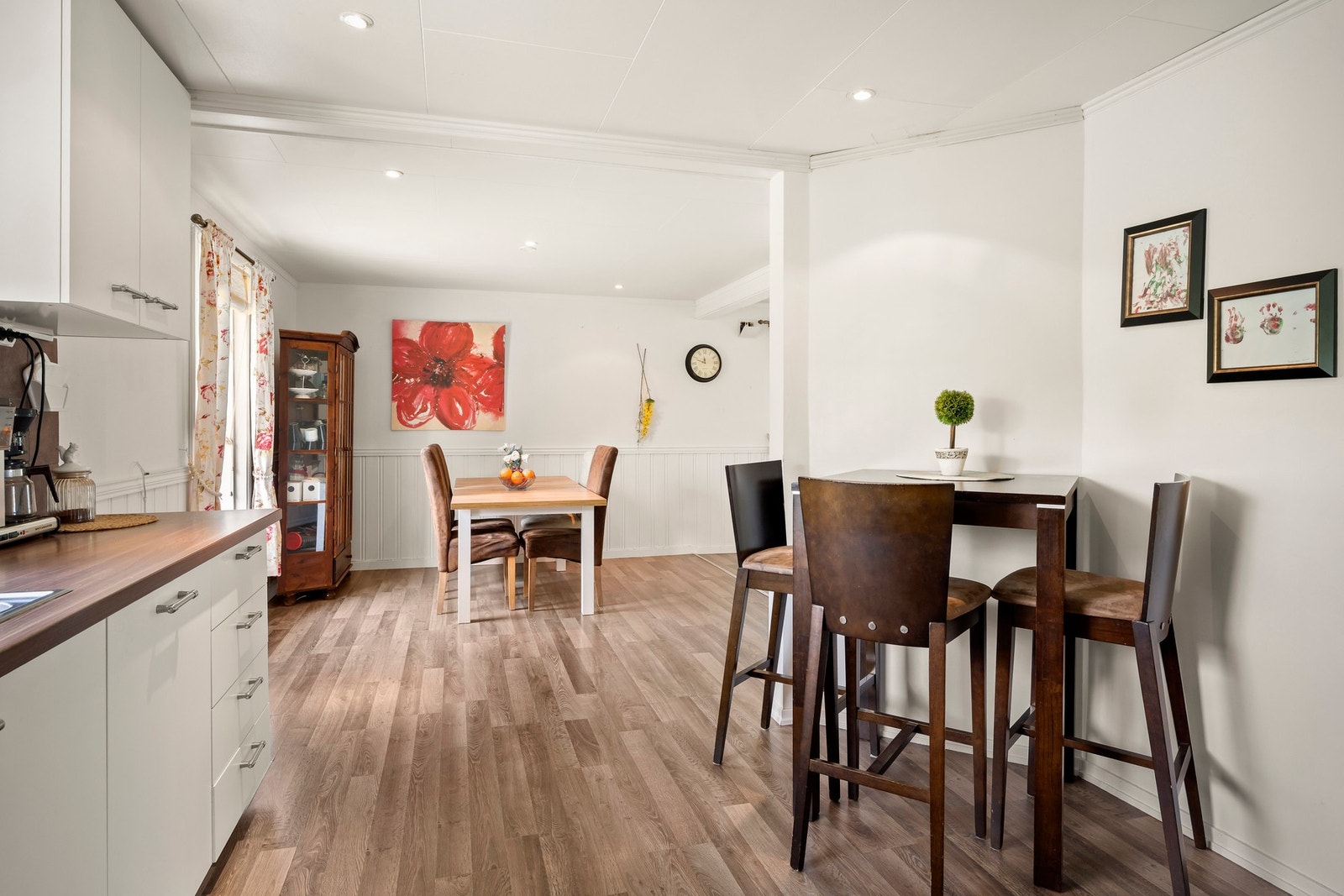 På kjøkkenet er det plass til en praktisk sittegruppe. Galleribilde