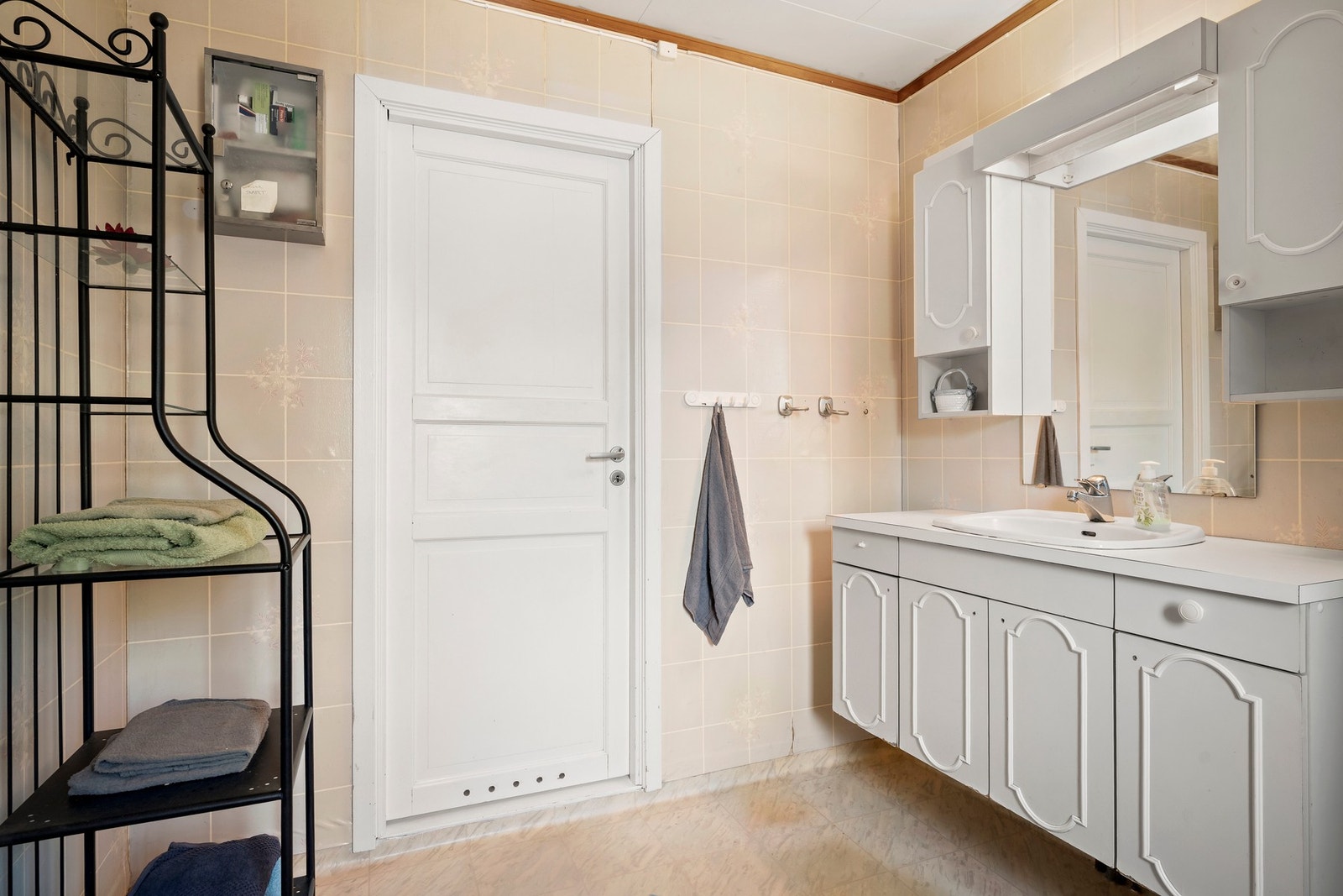 ommet er innredet med heldekkende servant med servantskap, speil og belysning, dusjkabinett, toalett og opplegg for vaskemaskin. Galleribilde