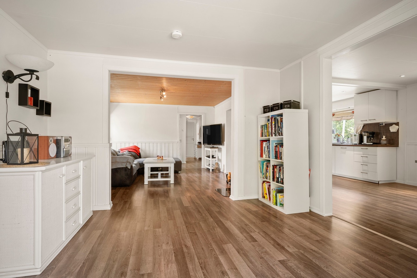 Boligen har tre soverom, et bad, et rom benyttet som bad og flere disponible rom i underetasjen til oppbevaring. Galleribilde