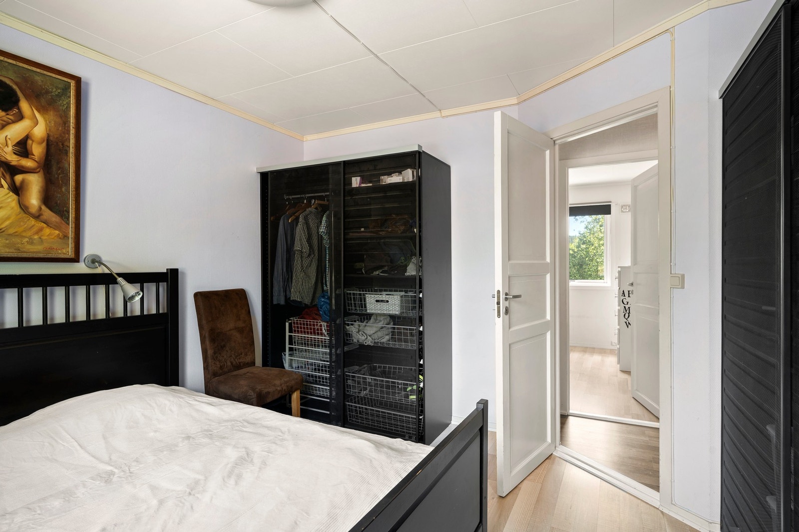 Hovedsoverommet har god plass til dobbeltseng og garderobeløsning, og gir en rolig og behagelig sone for hvile. Galleribilde