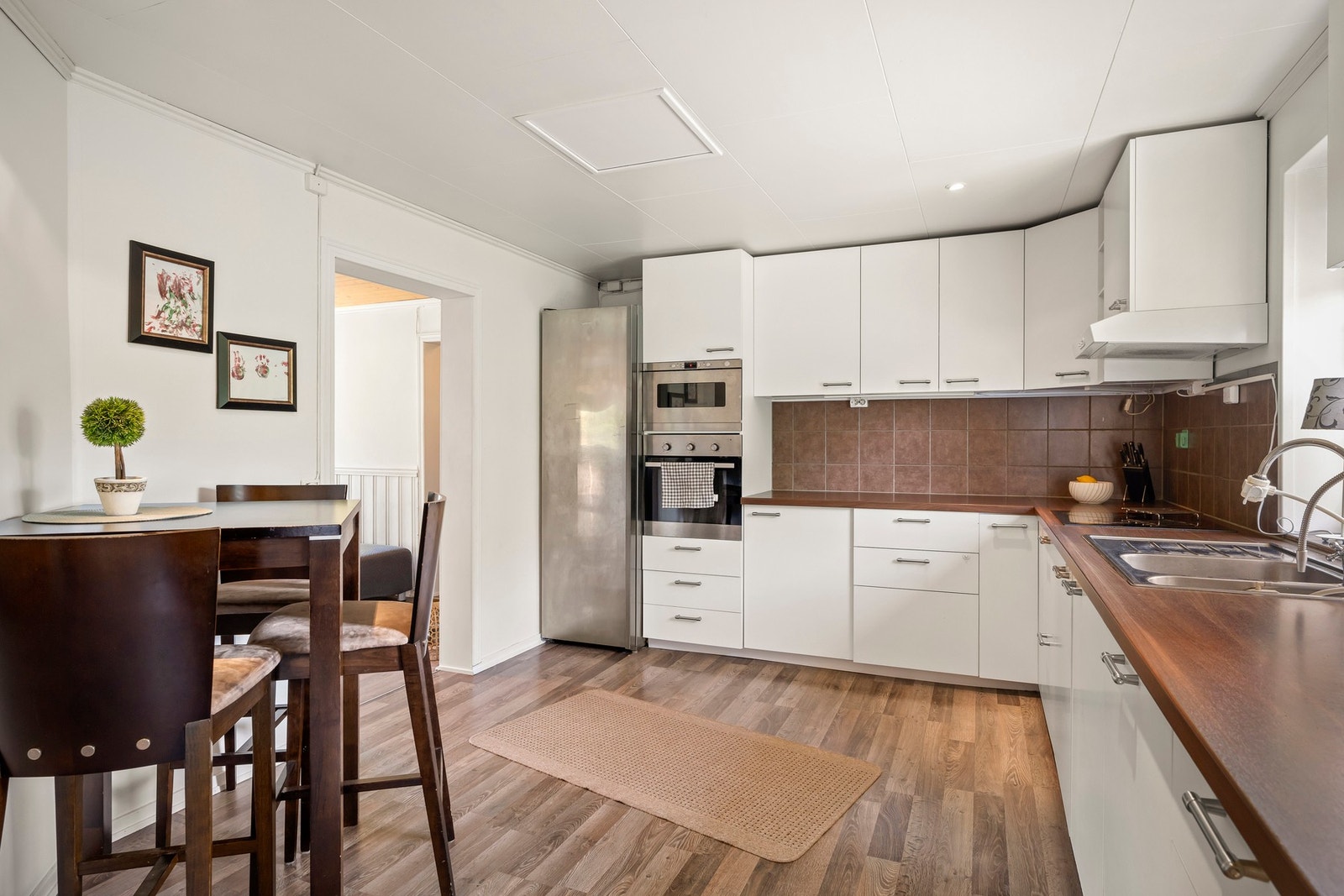 Kjøkkenet er utstyrt med oppvaskkum, komfyrvakt, ventilator med avtrekk og integrerte hvitevarer som stekeovn, mikrobølgeovn og oppvaskmaskin. Galleribilde