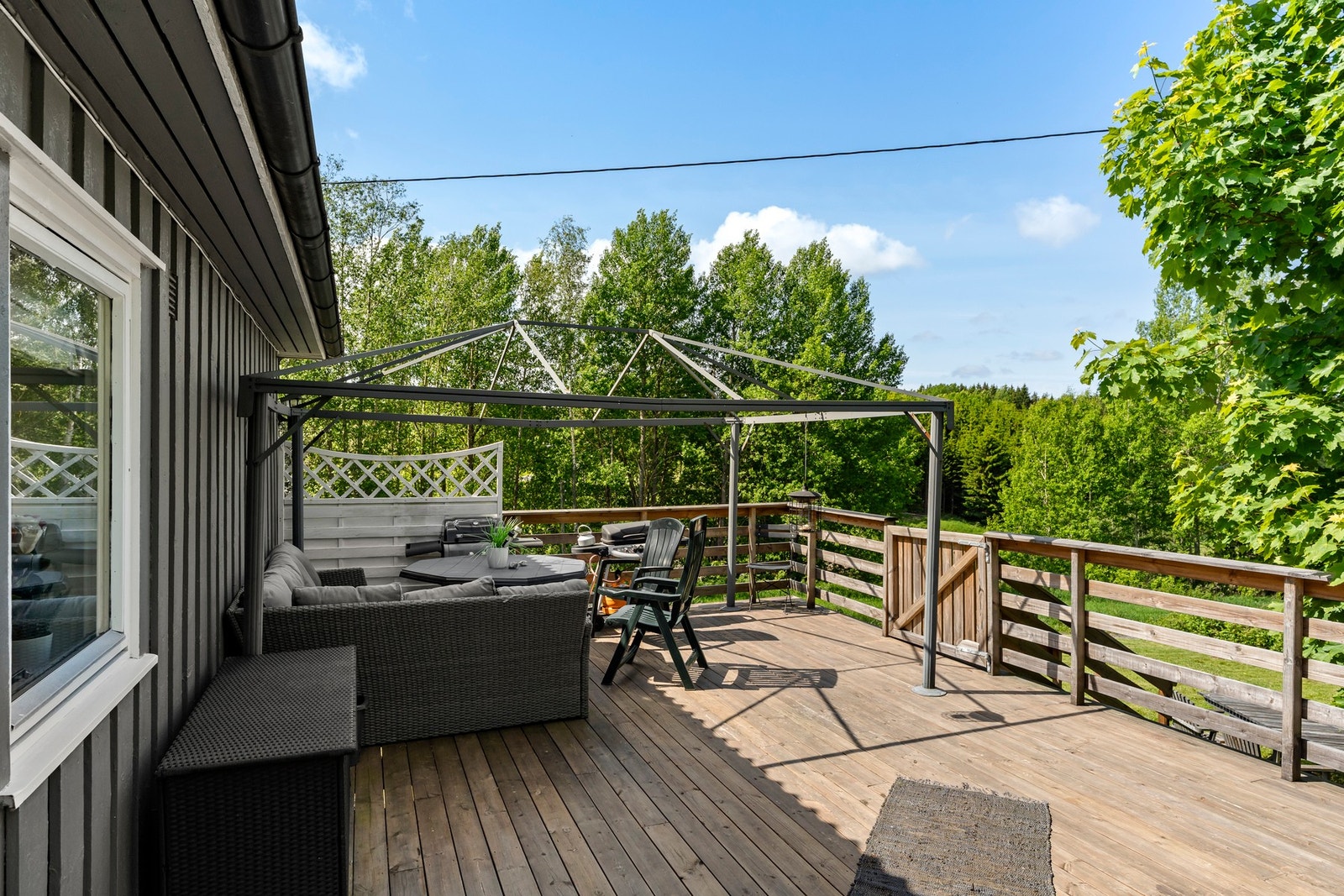 Her kan man nyte varme sommerdager og rolige kvelder med utsyn over hagen og omgivelsene. Galleribilde