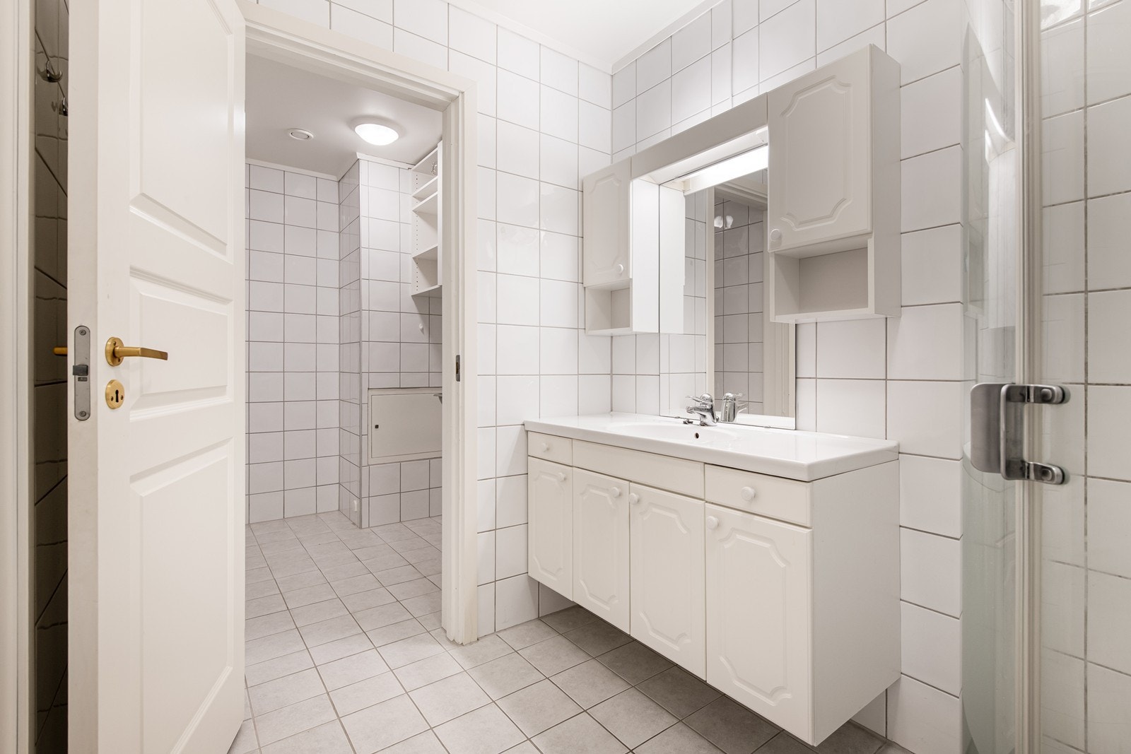 På badet har man adkomst inn til eget vaskerom. Galleribilde