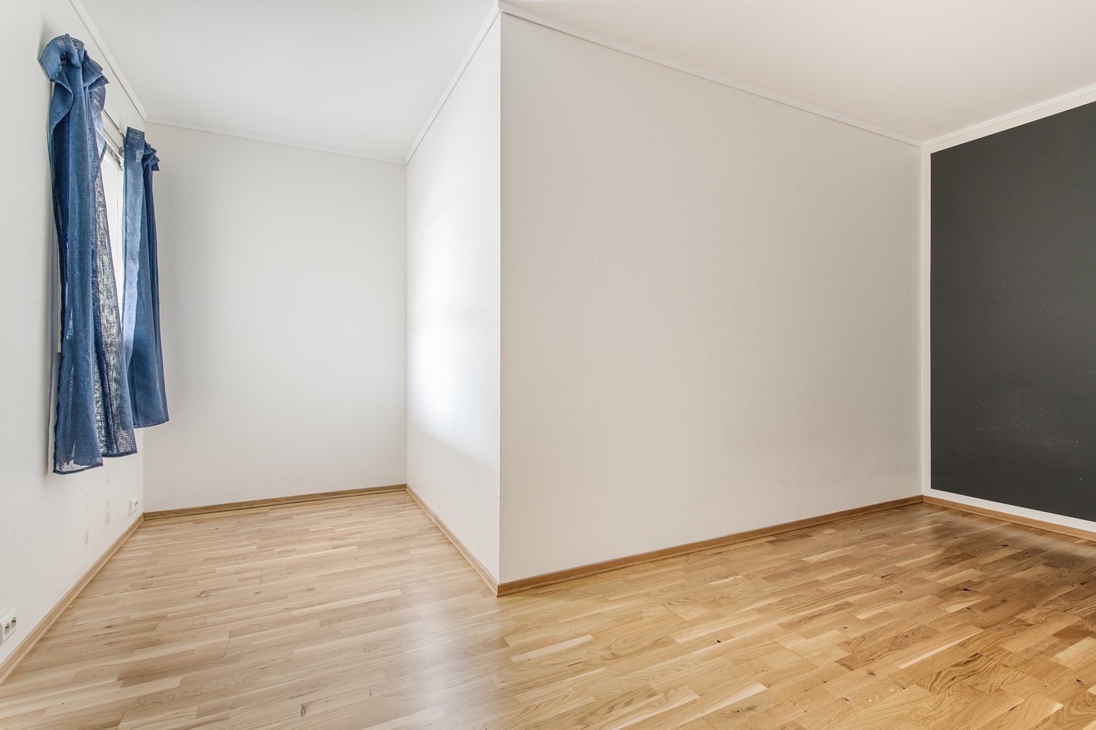 På soverom 2 er det plass til både seng og pult til lekser eller hjemmekontor hvis man har behov for det. Galleribilde